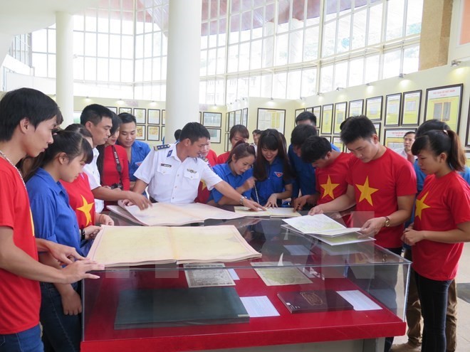 Exhibition on Hoang Sa, Truong Sa comes to border province - ảnh 1